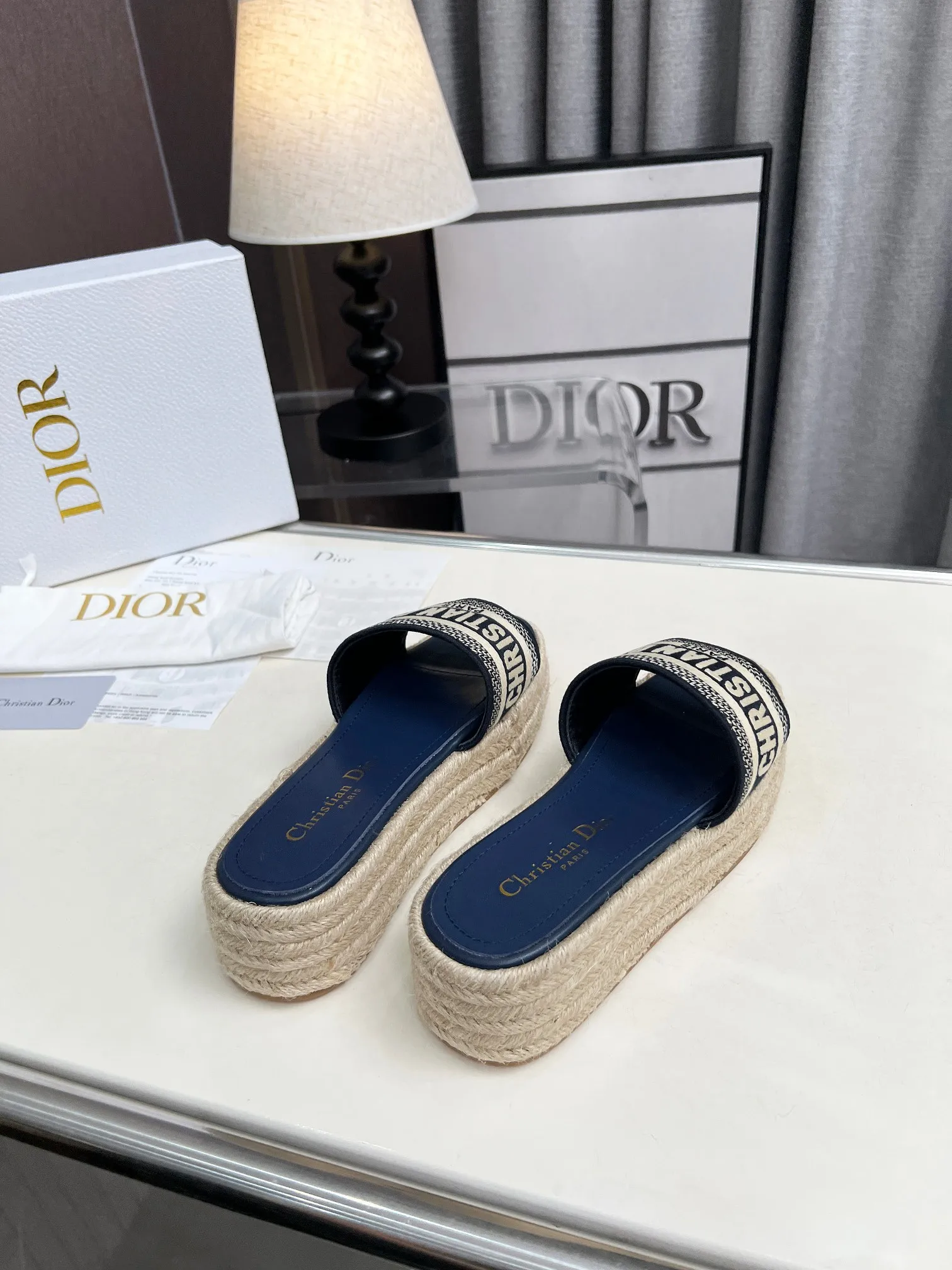 👟👟Ex-factory price 420👟👟 Dior's new spring and summer IVIETA DWAY jelly-colored flat-soled one-slip women's shoes with CD letter logo three-dimensional embroidery thick-soled round-toe open-toe slippers. The original version is developed to be the top version on the market. It feels soft and delicate on the feet and is extremely comfortable. Material: Upper imported raffia electric embroidery high-temperature water-soluble cotton technical fabric + water-dyed cowhide foot pad lining + original consistent combination outsole Outsole: original outsole Size: 35-42 (40.41.42 custom-made, non-refundable and non-exchangeable)